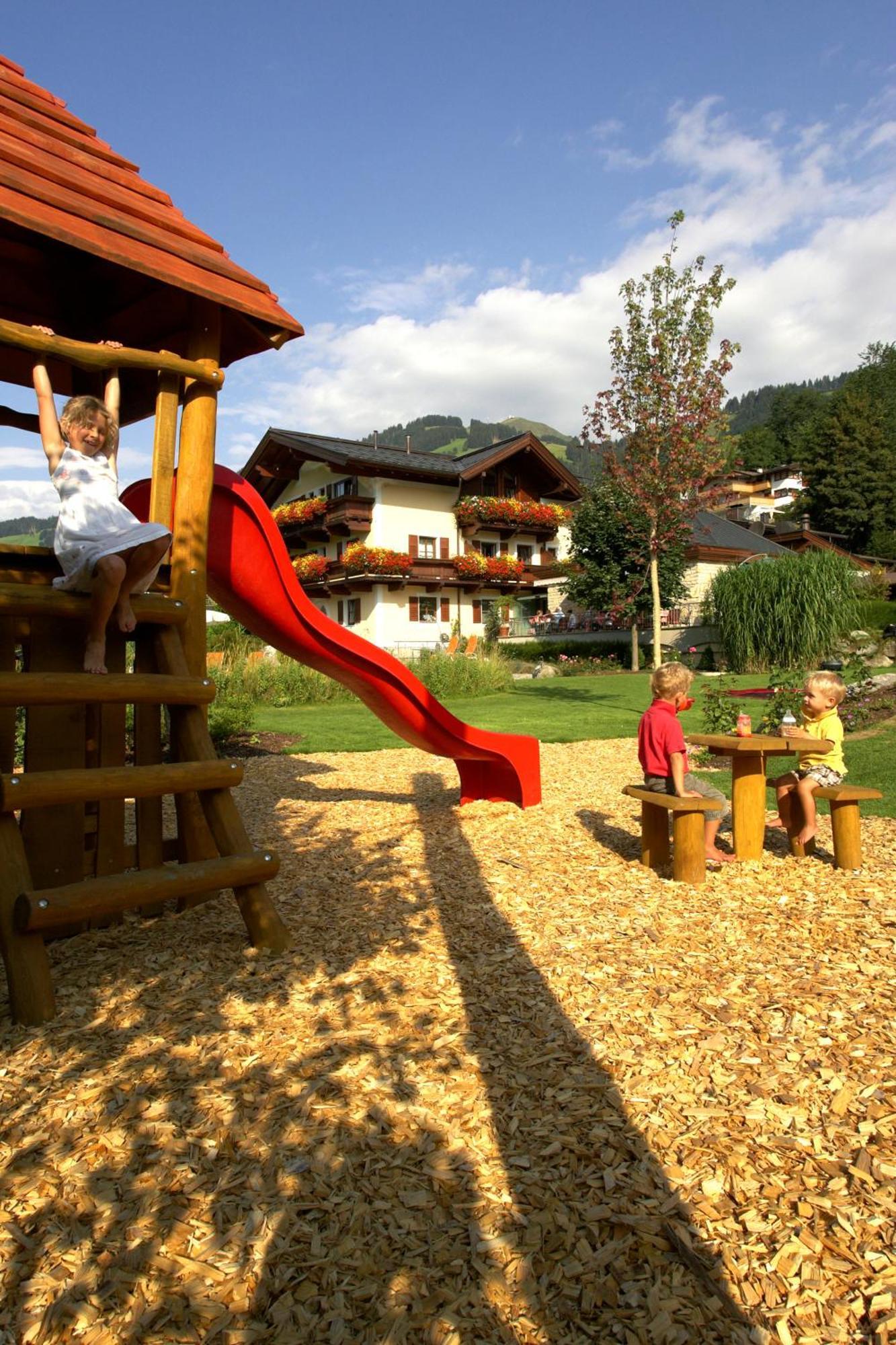 Hotel Hubertus Brixen im Thale Exterior photo